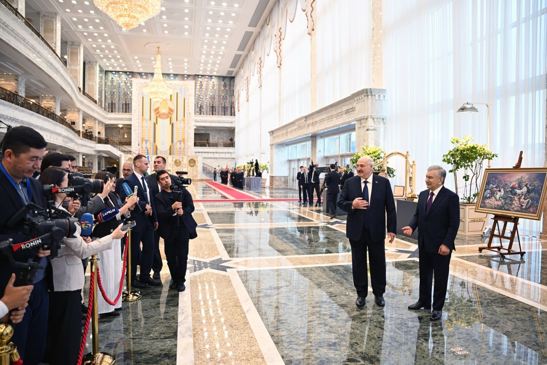 Minsk shahridagi Mustaqillik saroyida Oʻzbekiston Respublikasi Prezidenti Shavkat Mirziyoyevni rasmiy kutib olish marosimi boʻlib oʻtdi.