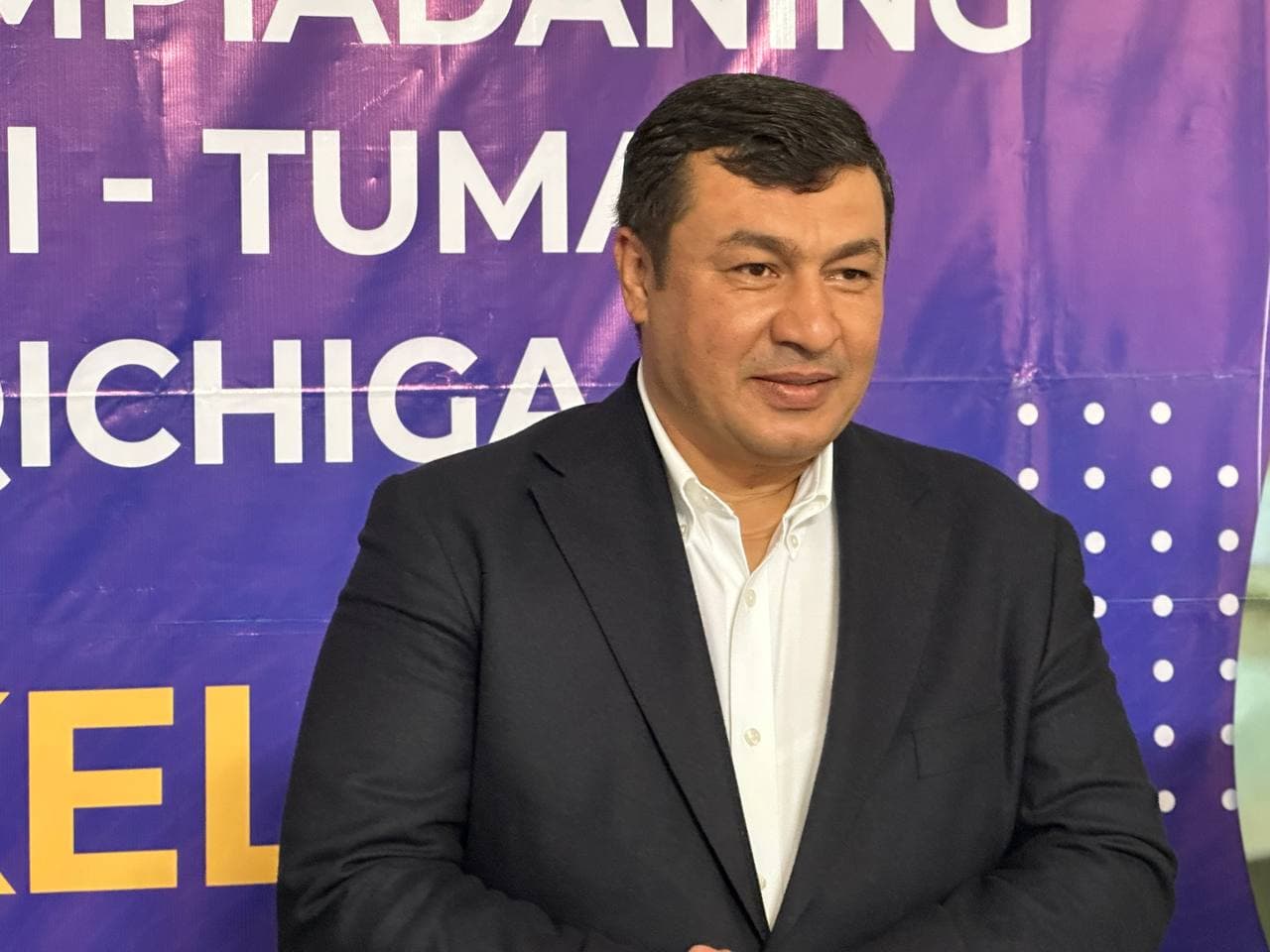 Jondor tuman hokimi Jamshid Xudoyev 51-maktabda iqtidorli oʻquvchilar bilan uchrashdi