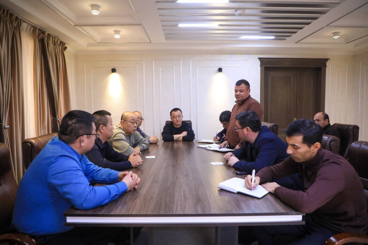 O‘rta Chirchiq tumani hokimi Ixtiyor Kasimov Xitoylik investorlar bilan uchrashuv o‘tkazdi