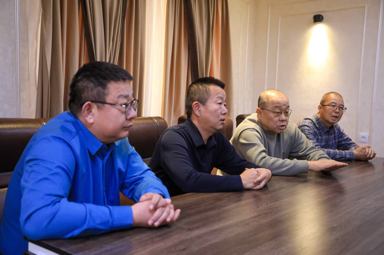 O‘rta Chirchiq tumani hokimi Ixtiyor Kasimov Xitoylik investorlar bilan uchrashuv o‘tkazdi