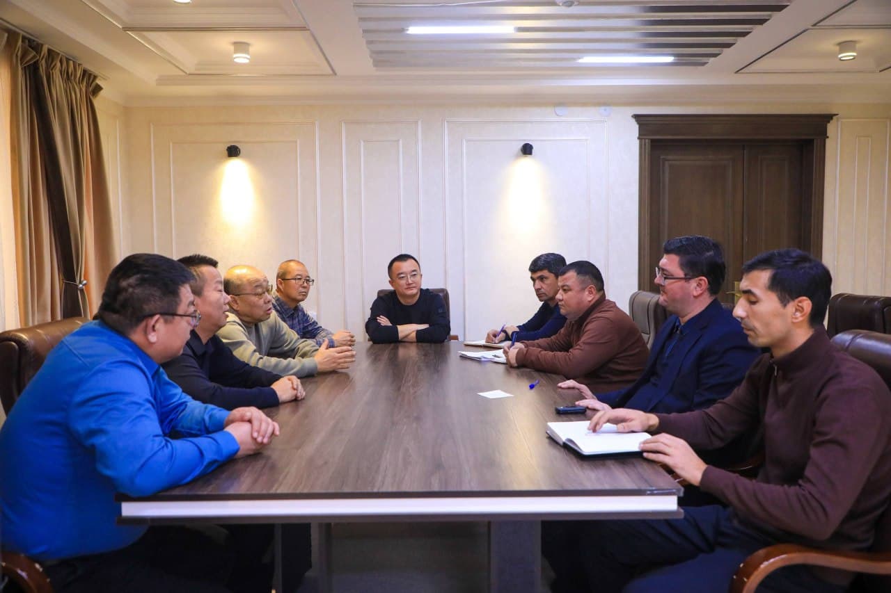O‘rta Chirchiq tumani hokimi Ixtiyor Kasimov Xitoylik investorlar bilan uchrashuv o‘tkazdi