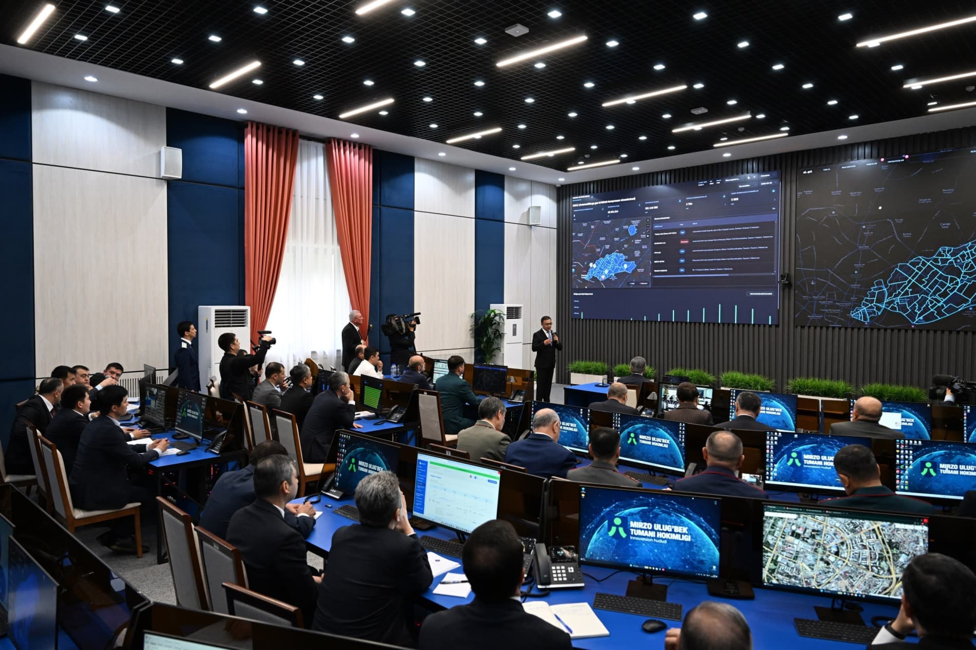 Prezident Shavkat Mirziyoyev Toshkent shahrining Mirzo Ulugʻbek tumani hokimligi faoliyati bilan tanishdi.