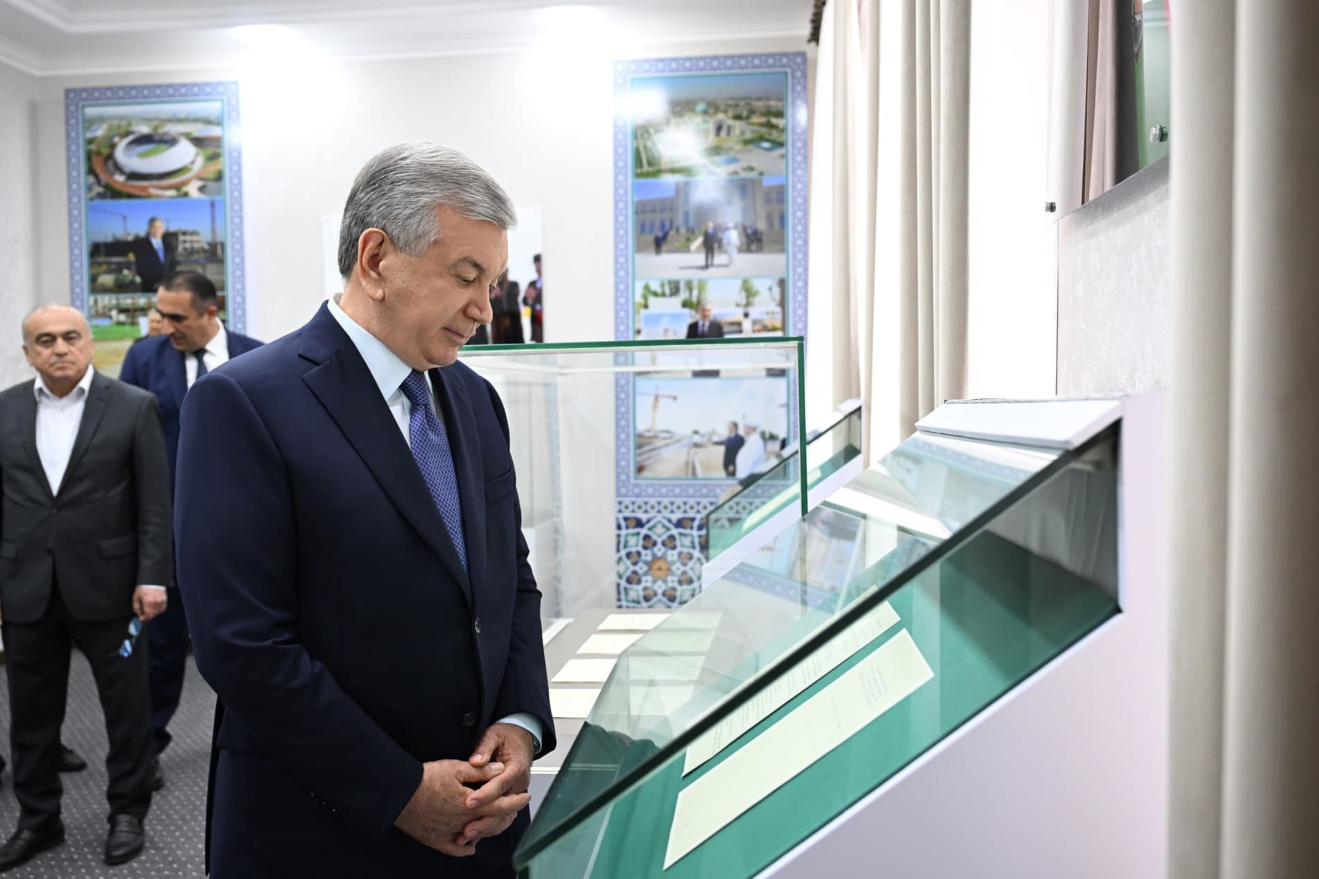 Prezident Shavkat Mirziyoyev Toshkent shahrining Mirzo Ulugʻbek tumani hokimligi faoliyati bilan tanishdi.