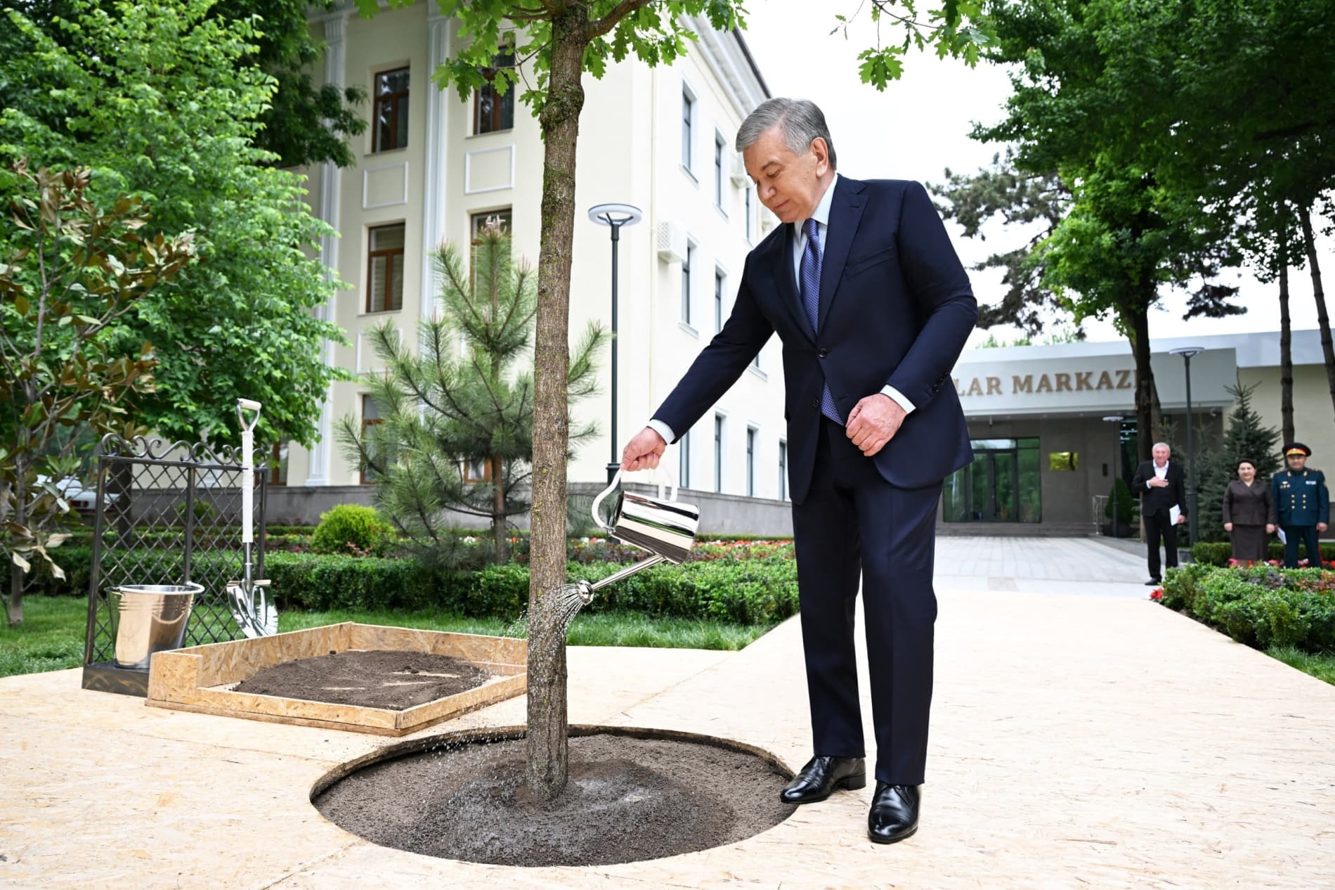 Prezident Shavkat Mirziyoyev Toshkent shahrining Mirzo Ulugʻbek tumani hokimligi faoliyati bilan tanishdi.