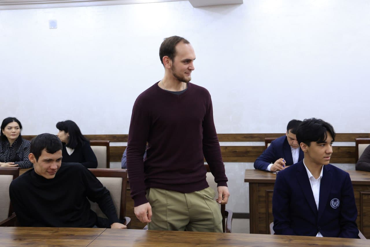 Келажак билан мулоқот: Миробод тумани ҳокими ва прокурори ёшлар билан учрашди