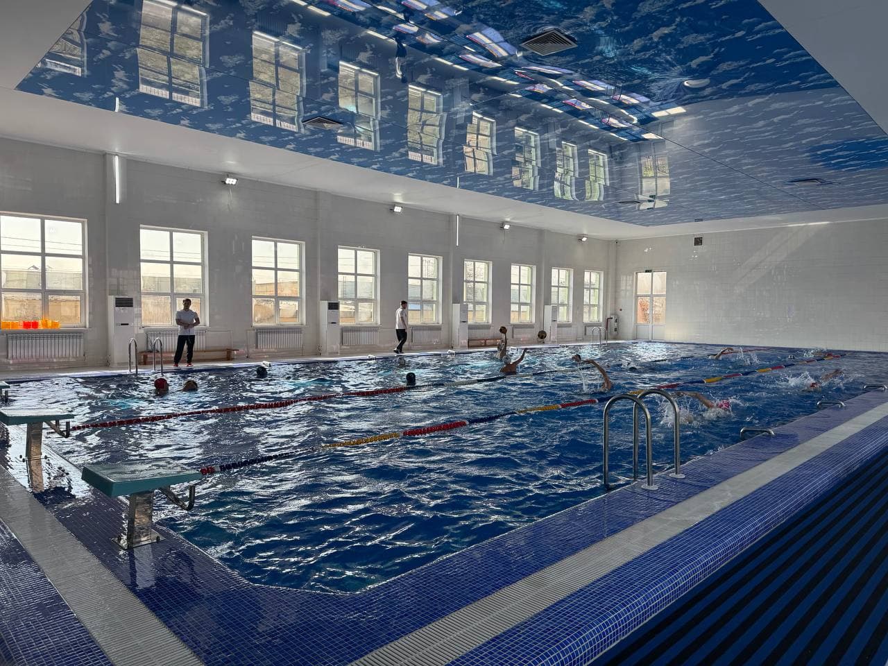 Руководство Мирабадского района ознакомилось с новым плавательным комплексом в махалле "Корасув"