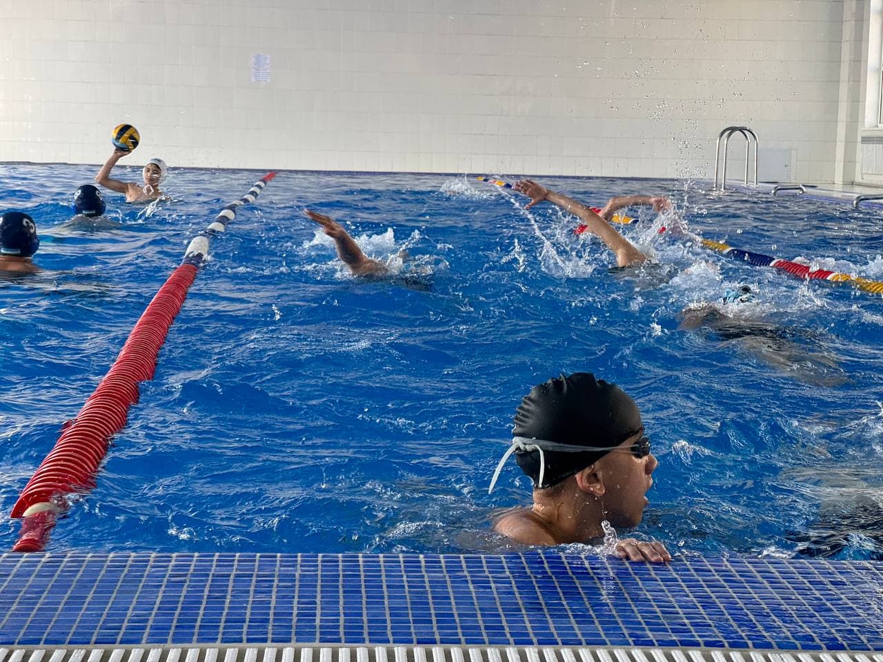 Руководство Мирабадского района ознакомилось с новым плавательным комплексом в махалле "Корасув"