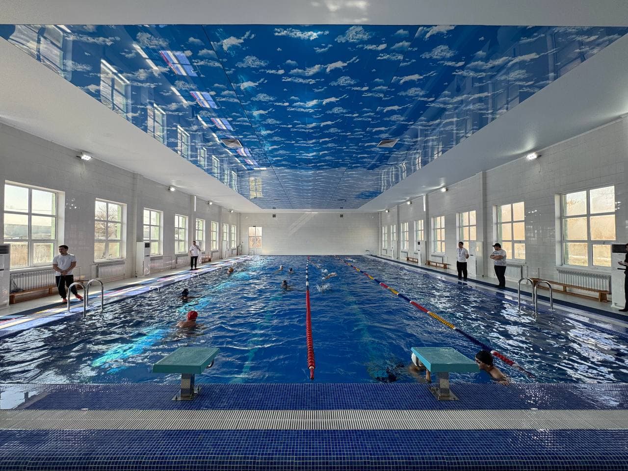 Руководство Мирабадского района ознакомилось с новым плавательным комплексом в махалле "Корасув"