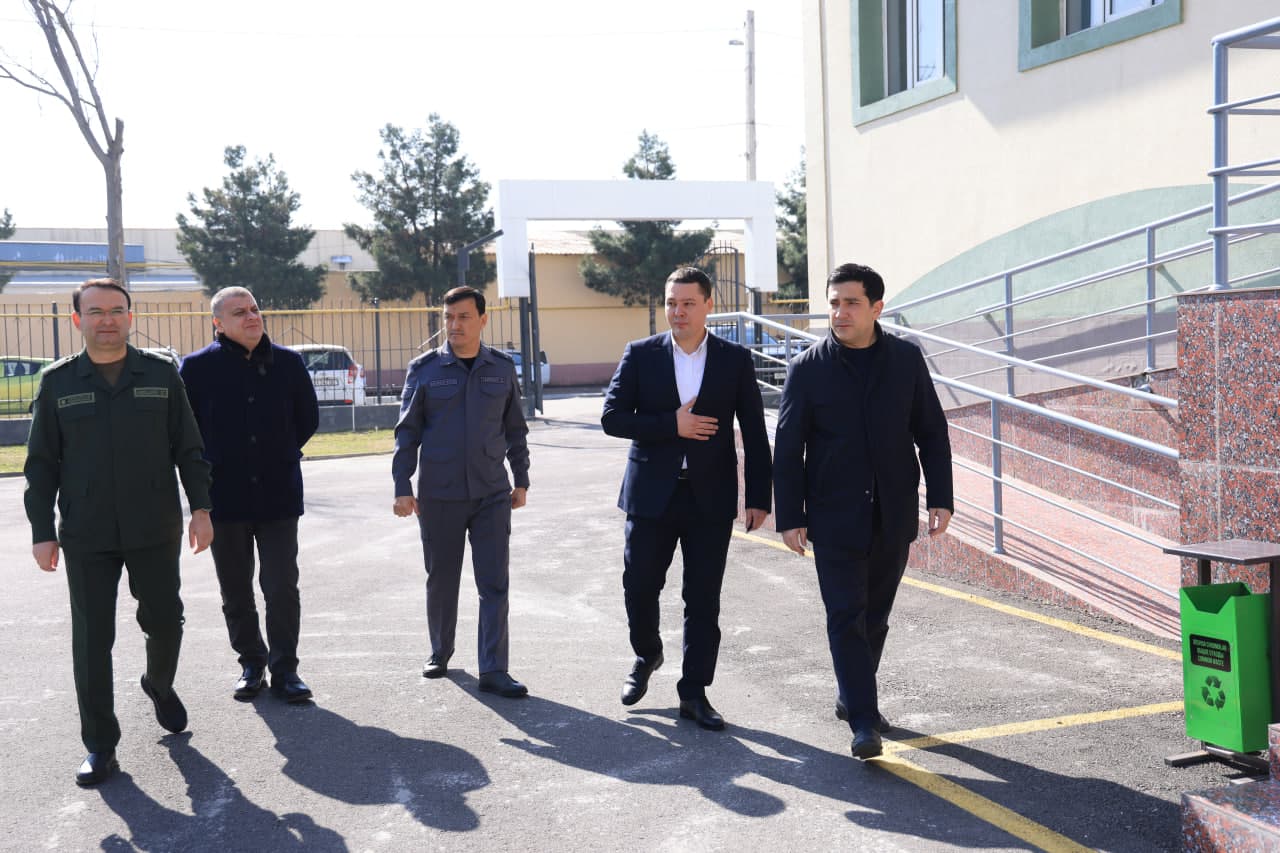 Руководство Мирабадского района ознакомилось с новым плавательным комплексом в махалле "Корасув"