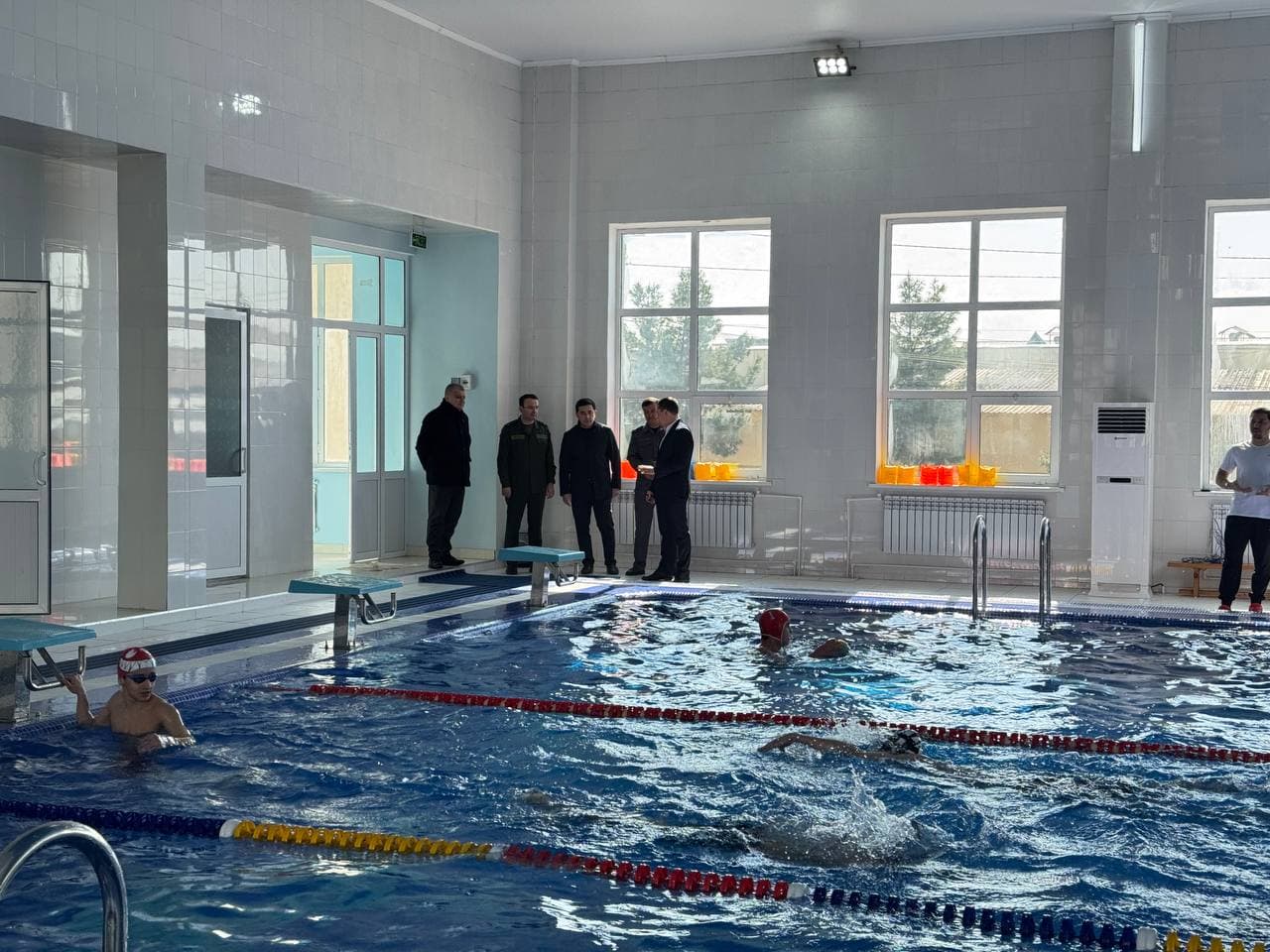 Руководство Мирабадского района ознакомилось с новым плавательным комплексом в махалле "Корасув"