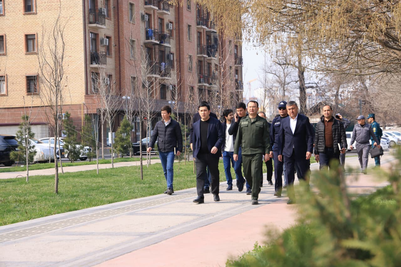 Анвар Сайфутдинов проинспектировал ход благоустройства махалли "Тонг юлдузи"