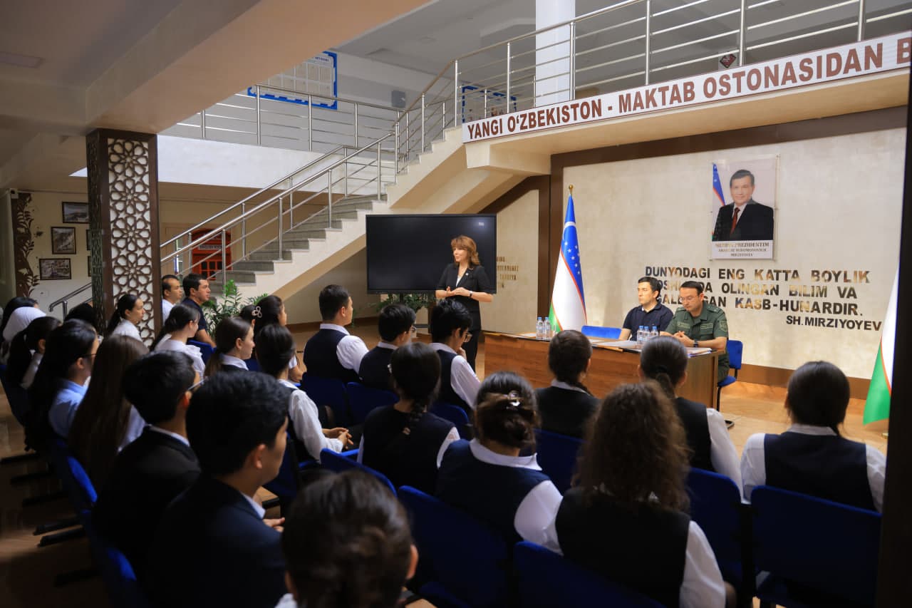 Mirobod tumani hokimi va prokurori 294-maktabda yoshlar bilan uchrashdilar