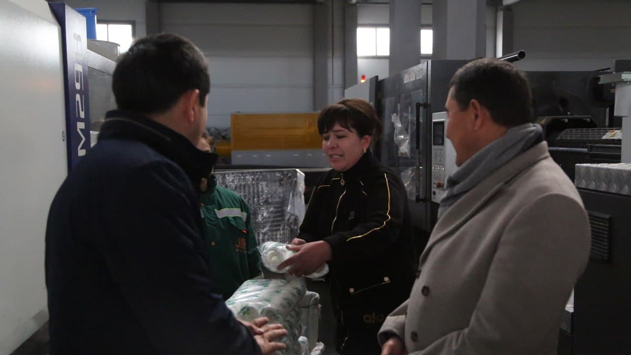 Shahar hokimi tomonidan sanoat korxonalarining faoliyati va ishlab chiqarish jarayonlari o‘rganildi