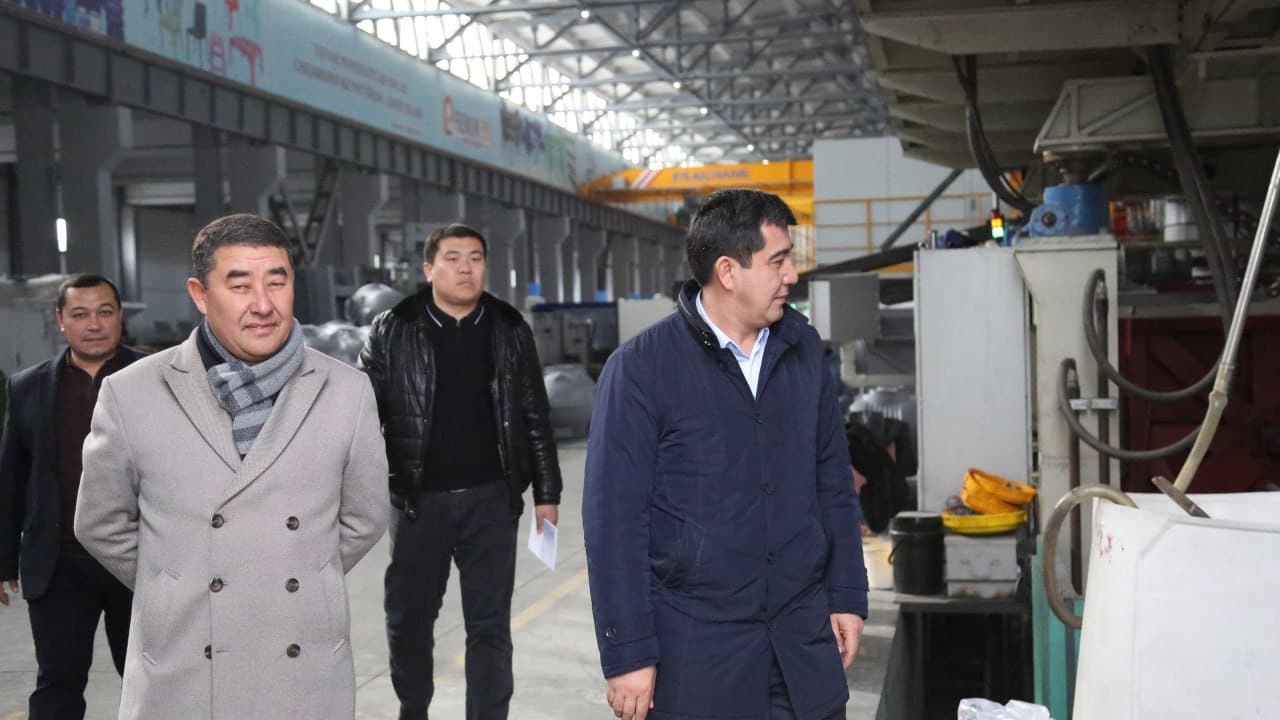 Shahar hokimi tomonidan sanoat korxonalarining faoliyati va ishlab chiqarish jarayonlari o‘rganildi