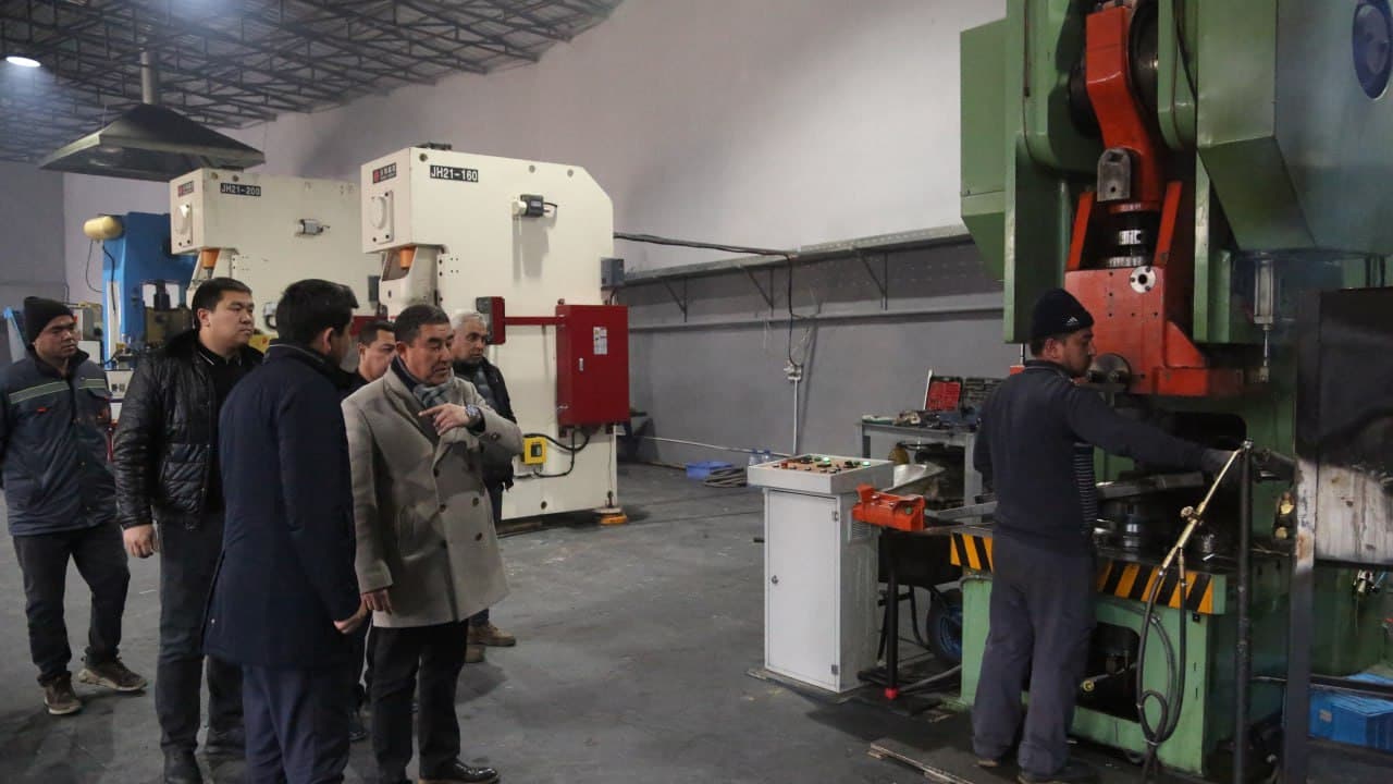 Shahar hokimi tomonidan sanoat korxonalarining faoliyati va ishlab chiqarish jarayonlari o‘rganildi