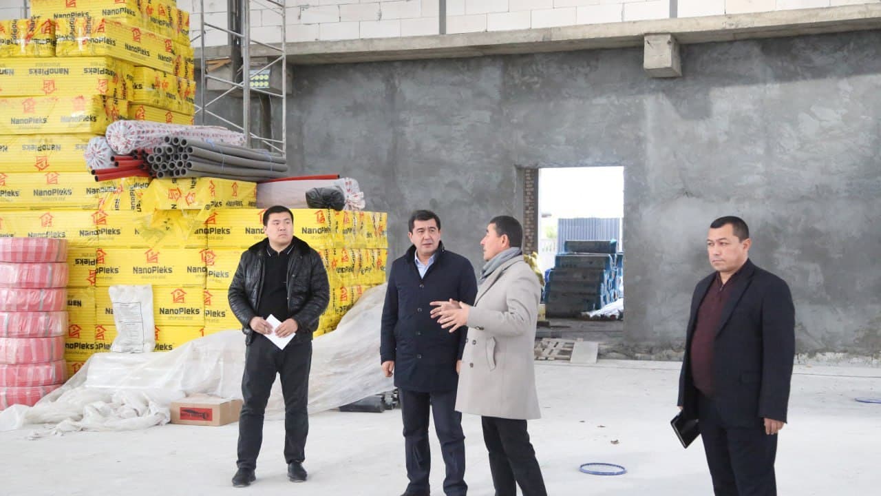 Shahar hokimi tomonidan sanoat korxonalarining faoliyati va ishlab chiqarish jarayonlari o‘rganildi