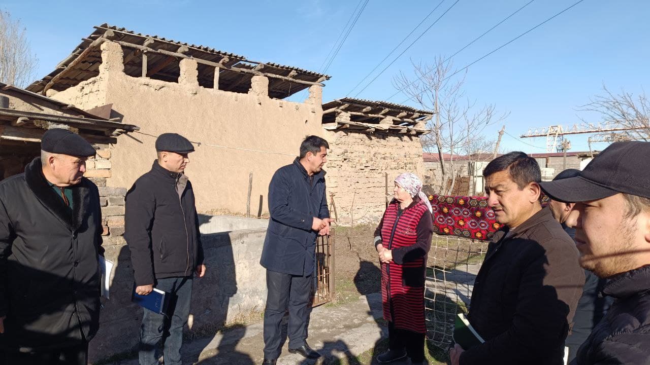 Shahar hokimi Birlik mahallasida aholi bilan uyma-uy muloqot o‘tkazdi