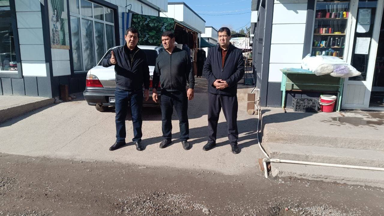 Shahar hokimi Sadriddin Shoqosimov tomonidan Ohangaron dehqon bozori hududida muborak Ramazon oyi munosabati bilan tashkil etilgan arzonlashtirilgan savdo yarmarkasi faoliyati joyiga chiqqan holda o‘rgandi