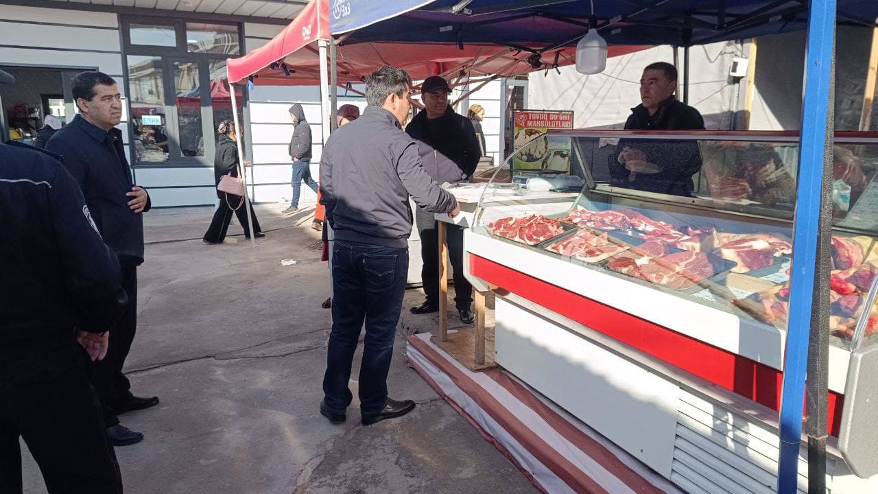 Shahar hokimi Sadriddin Shoqosimov tomonidan Ohangaron dehqon bozori hududida muborak Ramazon oyi munosabati bilan tashkil etilgan arzonlashtirilgan savdo yarmarkasi faoliyati joyiga chiqqan holda o‘rgandi