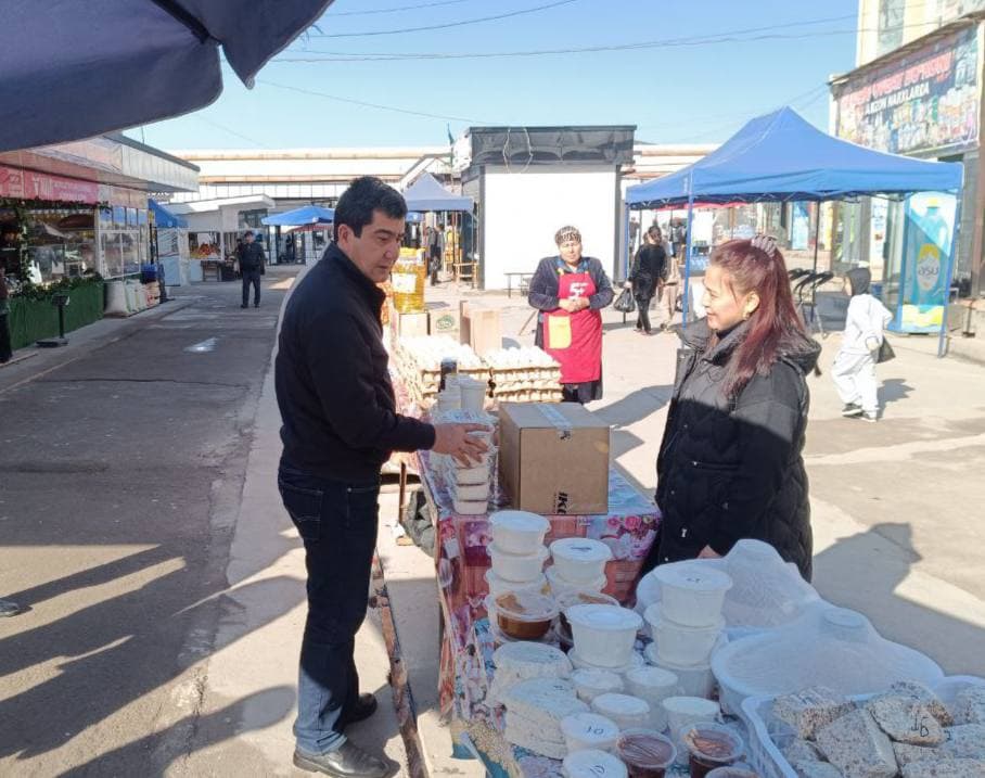Shahar hokimi Sadriddin Shoqosimov tomonidan Ohangaron dehqon bozori hududida muborak Ramazon oyi munosabati bilan tashkil etilgan arzonlashtirilgan savdo yarmarkasi faoliyati joyiga chiqqan holda o‘rgandi