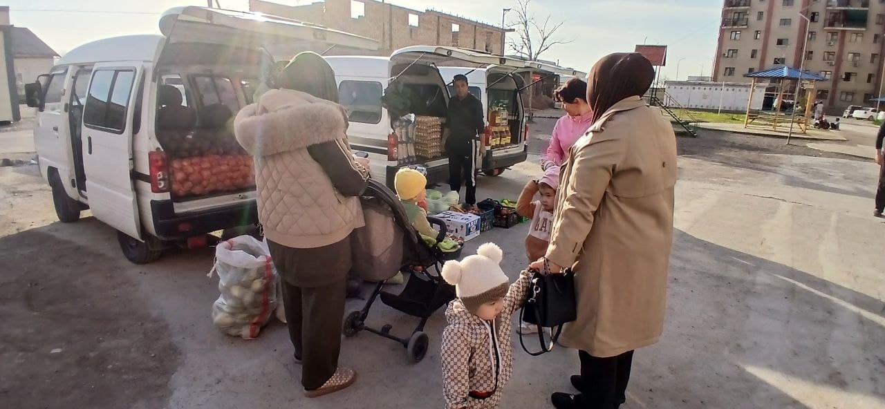 Muborak Ramazon oyi munosabati bilan Ohangaron shahrining “No‘g‘oyqo‘rg‘on” mahallasida qishloq xo‘jaligi va oziq-ovqat mahsulotlari savdo yarmarkasi etildi