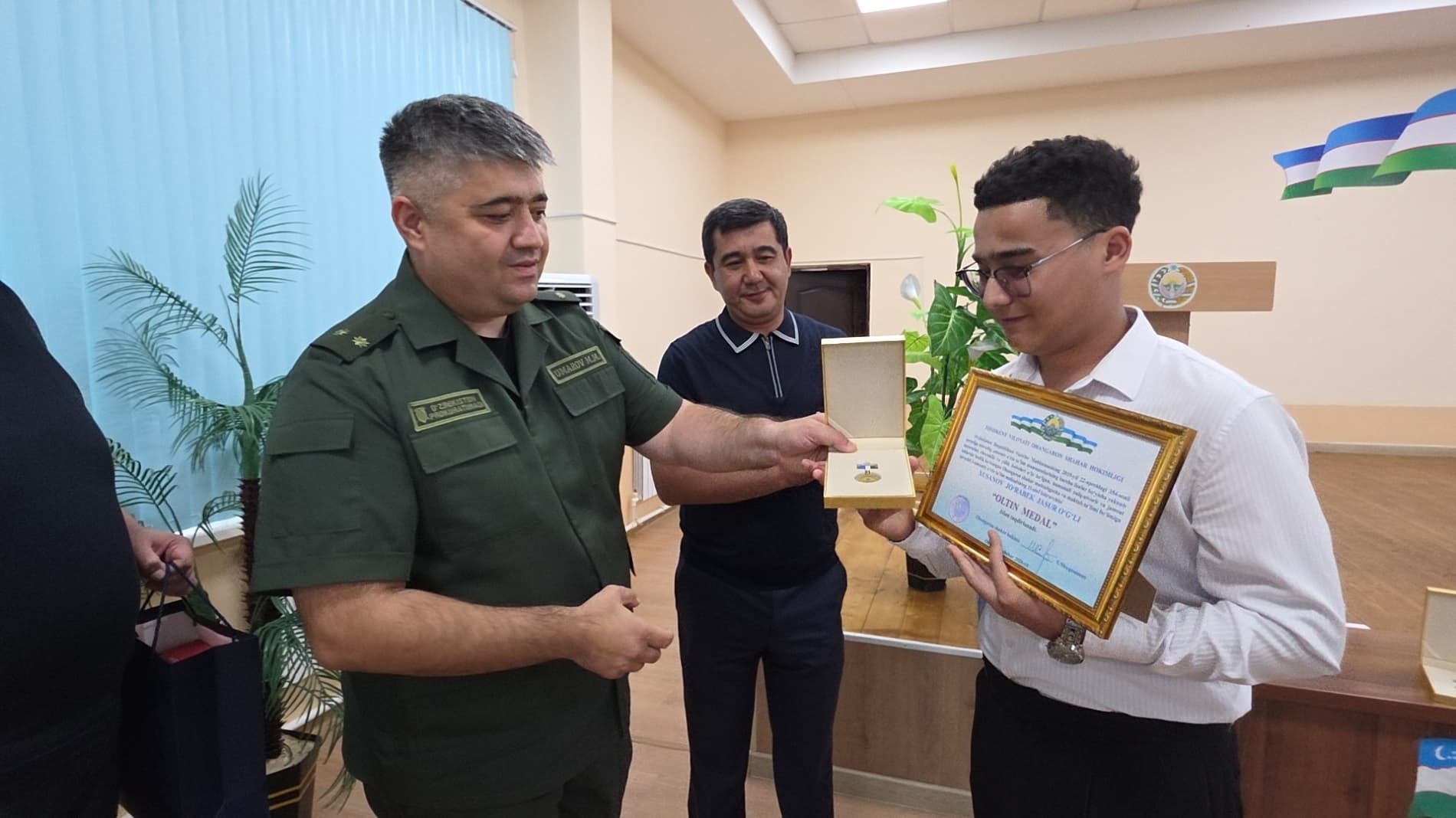 Ohangaron shahar bitiruvchilarga oltin medallar tantanali topshirildi