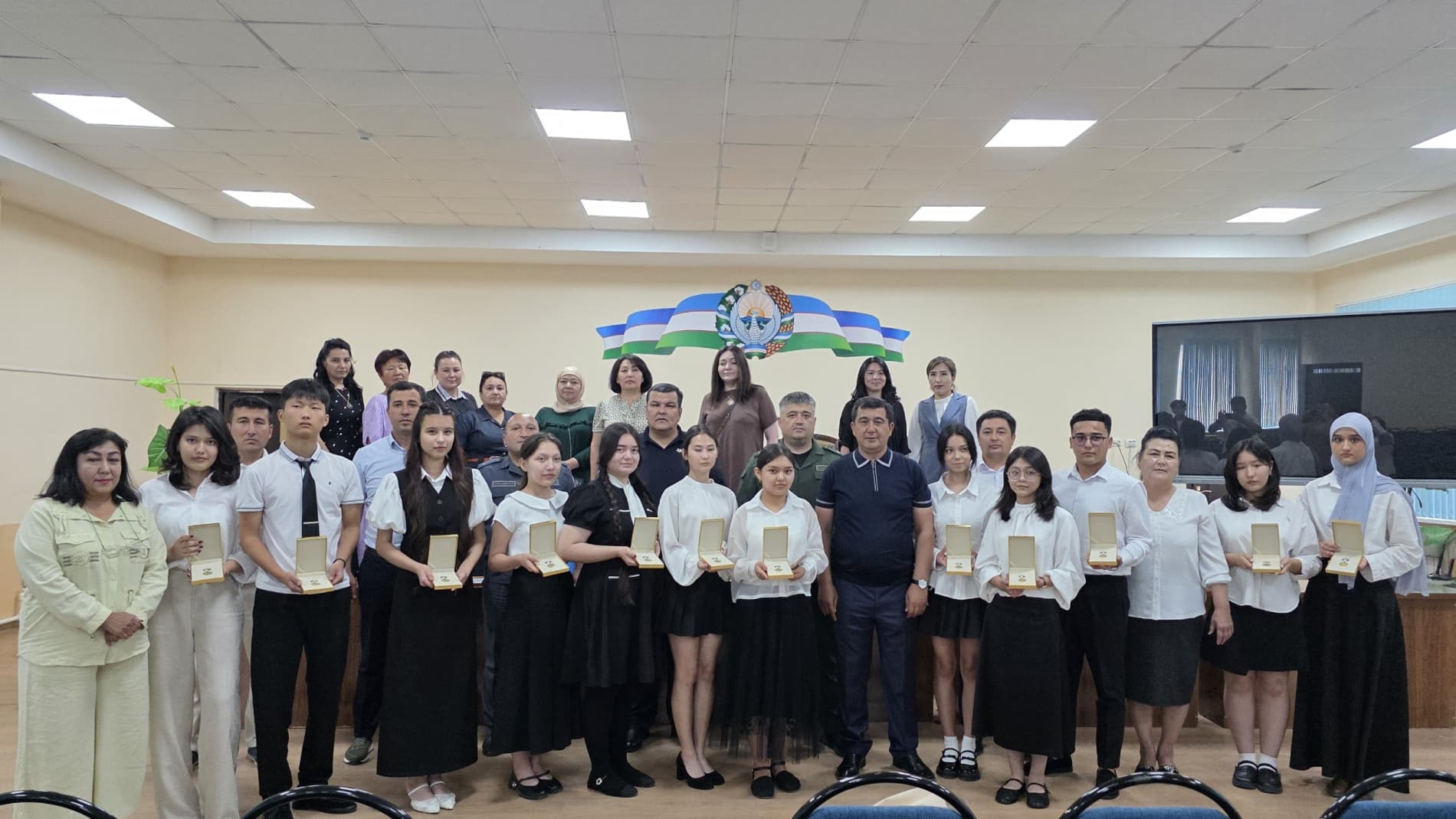 Ohangaron shahar bitiruvchilarga oltin medallar tantanali topshirildi