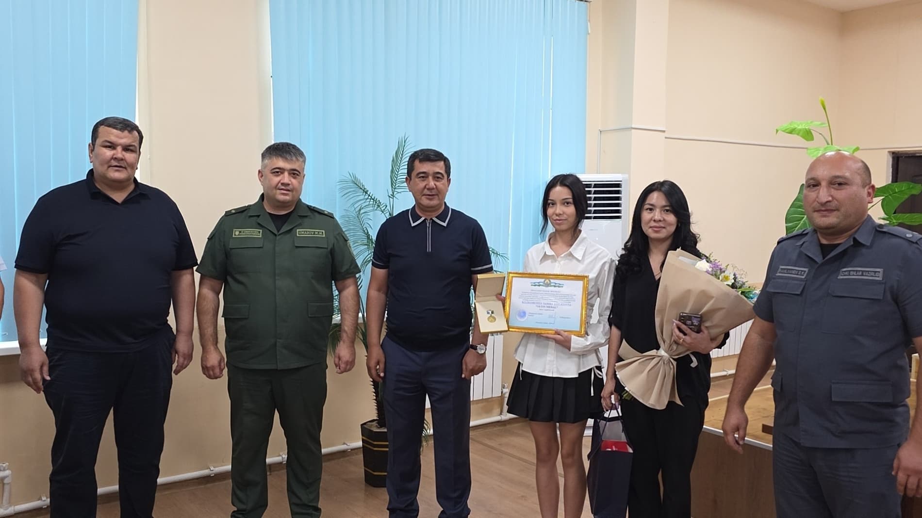 Ohangaron shahar bitiruvchilarga oltin medallar tantanali topshirildi