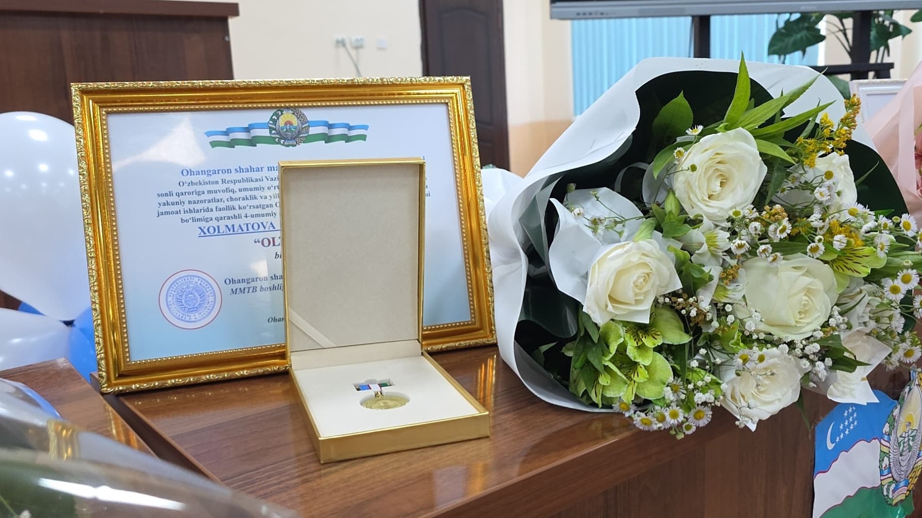 Ohangaron shahar bitiruvchilarga oltin medallar tantanali topshirildi