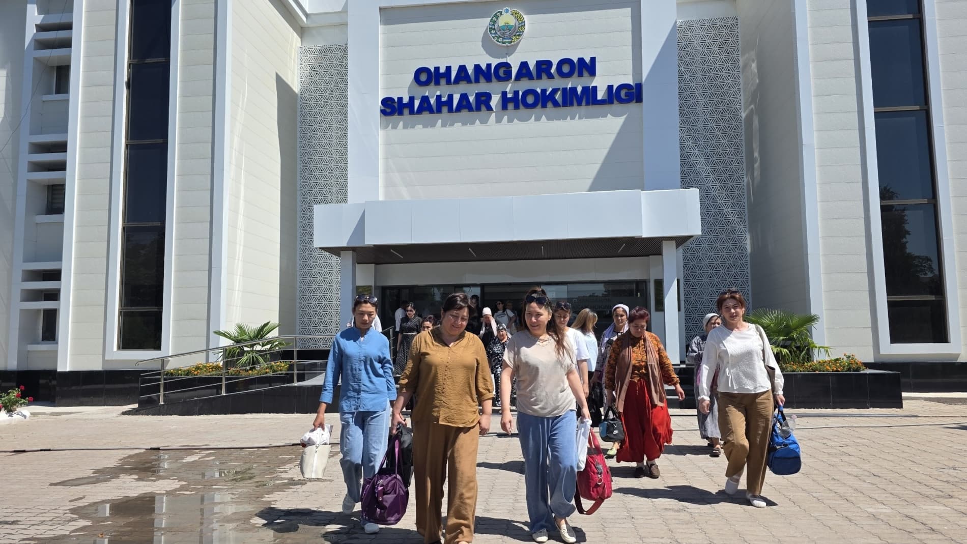 Xotin-qizlar Bo‘stonliq tumanida joylashgan “Levingstone” dam olish maskaniga 2 kunlik dam olish hamda seminar-treninglarda ishtirok etish uchun jo‘nab ketdilar.