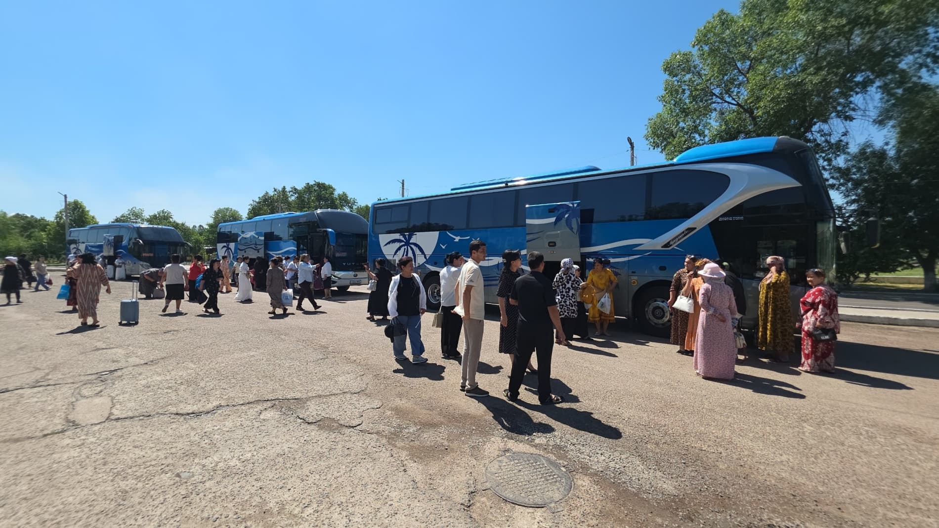 Xotin-qizlar Bo‘stonliq tumanida joylashgan “Levingstone” dam olish maskaniga 2 kunlik dam olish hamda seminar-treninglarda ishtirok etish uchun jo‘nab ketdilar.