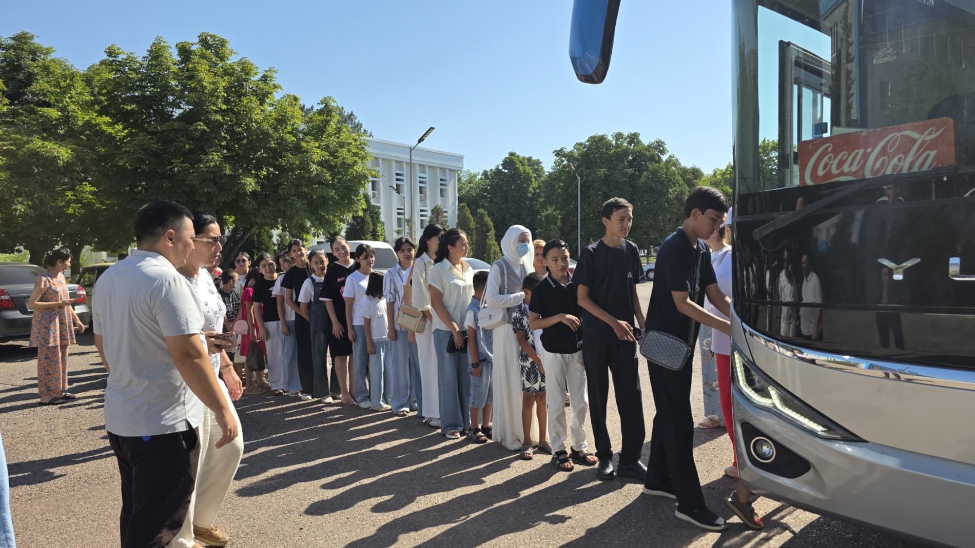 “Dolzarb 90 kun” doirasida o‘quvchilar tarixiy maskanlarga yo‘l oldi