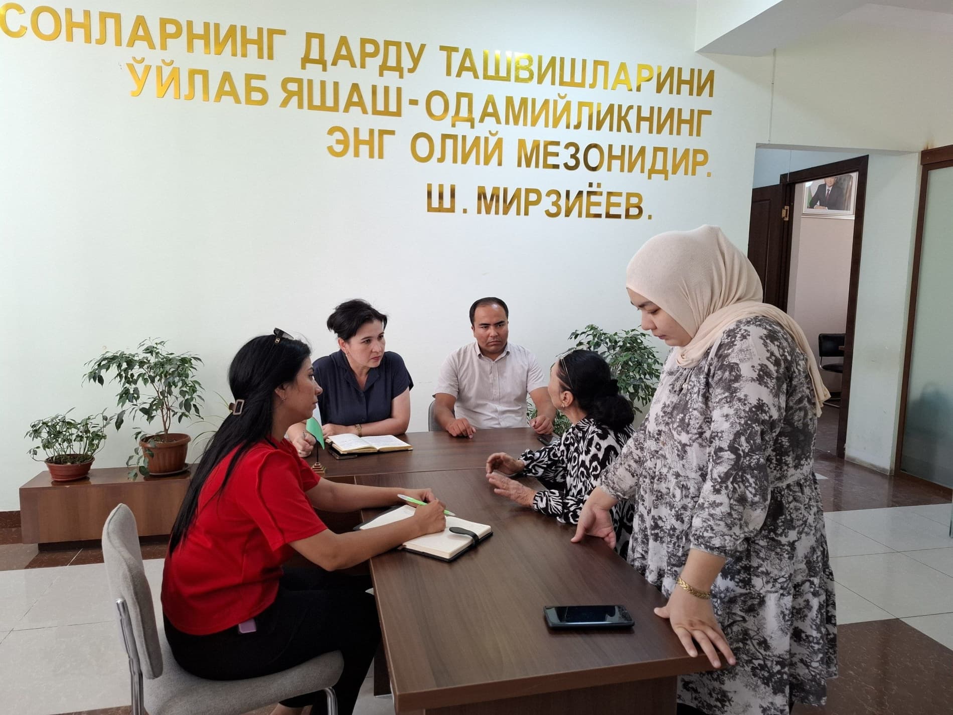 Bugun shahar Xalq qabulxonasida shahar hokimining o‘rinbosari-Oila va xotin-qizlar bo'limi boshlig'i Kamola Usmonova tomonidan sayyor qabul o‘tkazildi