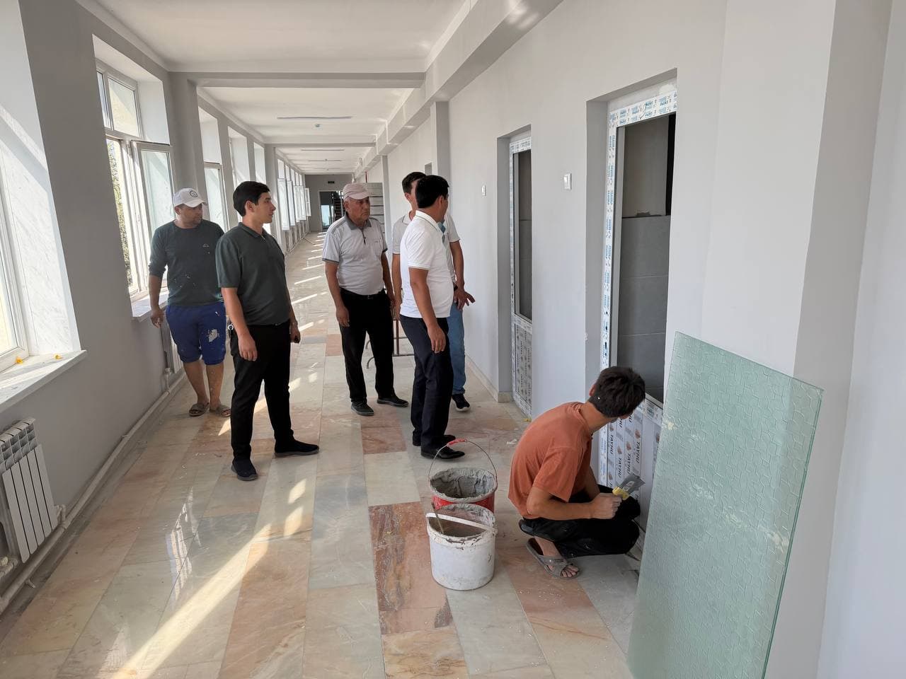 Shahar hokimi Sadriddin Shoqosimov 3-sonli umumta'lim maktabida olib borilayotgan qurilish-ta'mirlash ishlari joyiga chiqib o‘rgandi