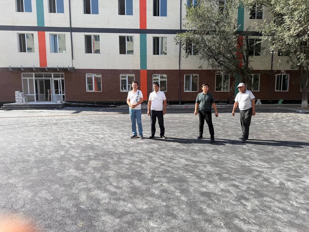Shahar hokimi Sadriddin Shoqosimov 3-sonli umumta'lim maktabida olib borilayotgan qurilish-ta'mirlash ishlari joyiga chiqib o‘rgandi