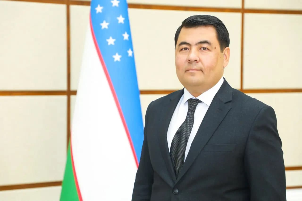 Ohangaron tumani hokimi Doniyor Madirimovning O‘zbekiston Respublikasi Konstitutsiyasi qabul qilinganligining 33 yilligi munosabati bilan BAYRAM TABRIGI