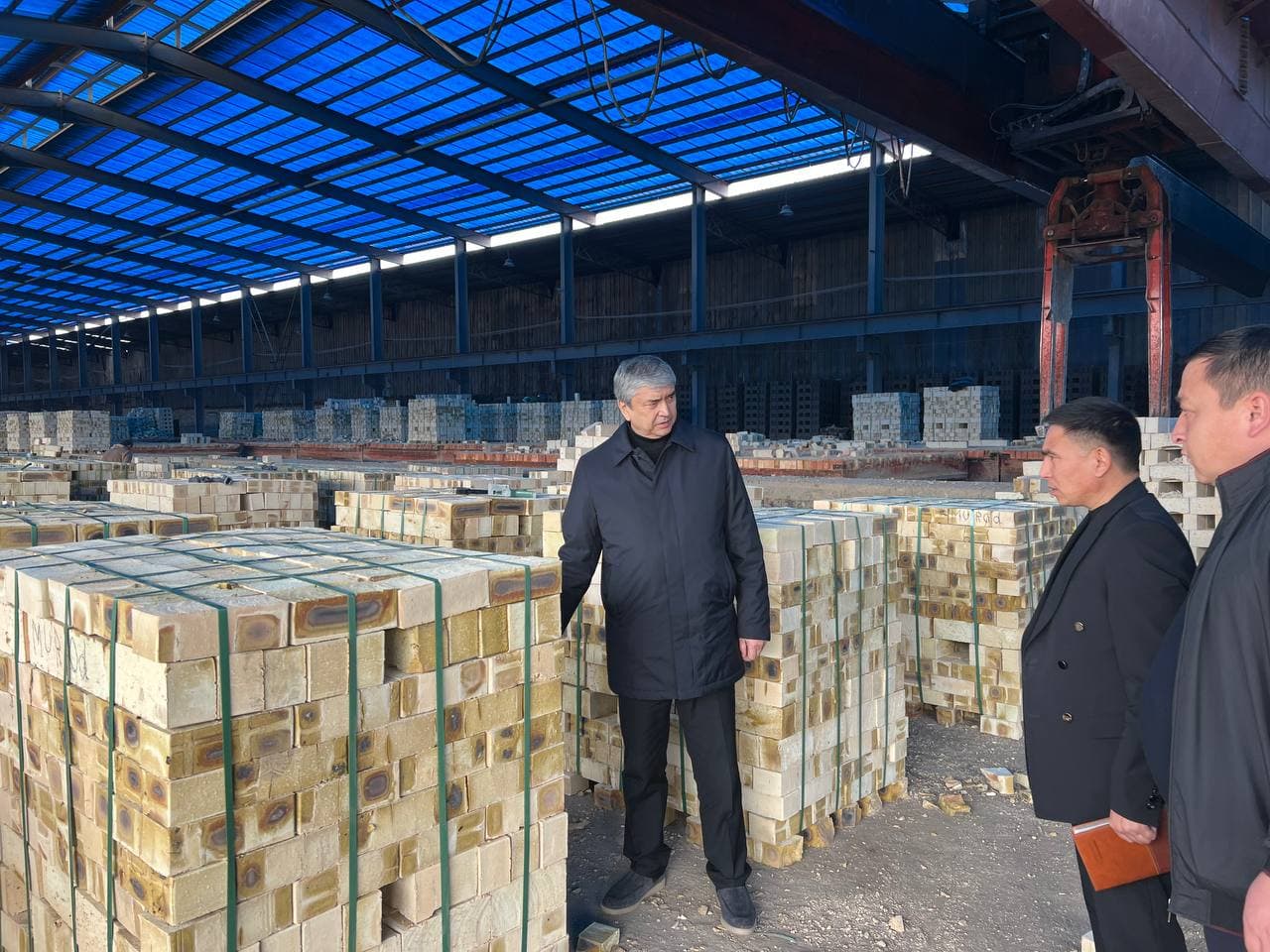 Tuman hokimi g‘isht zavodi faoliyati bilan tanishdi