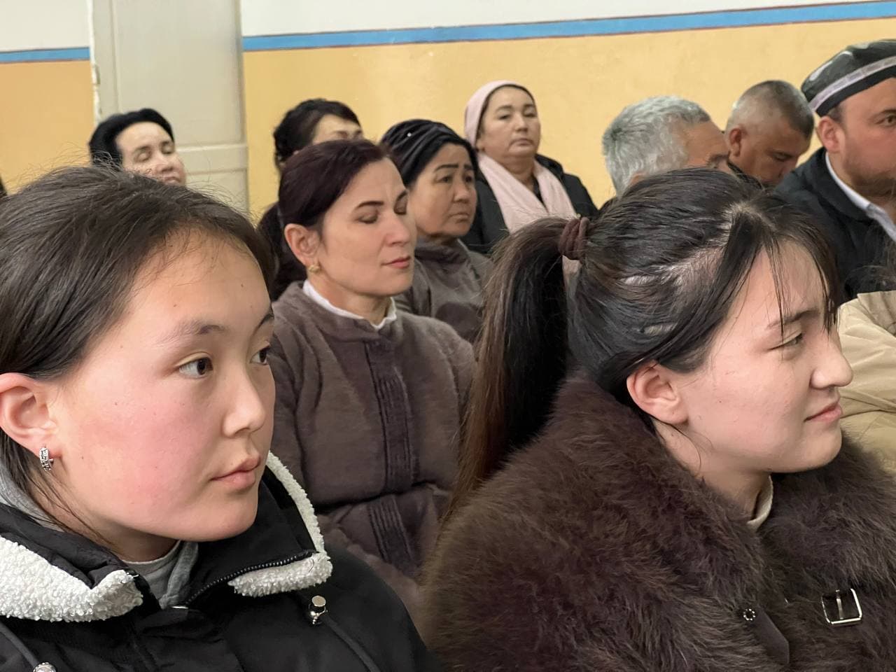 Ohangaron hokimi “Chinor” mahallasida aholi va yoshlar bilan ochiq muloqot o‘tkazdi