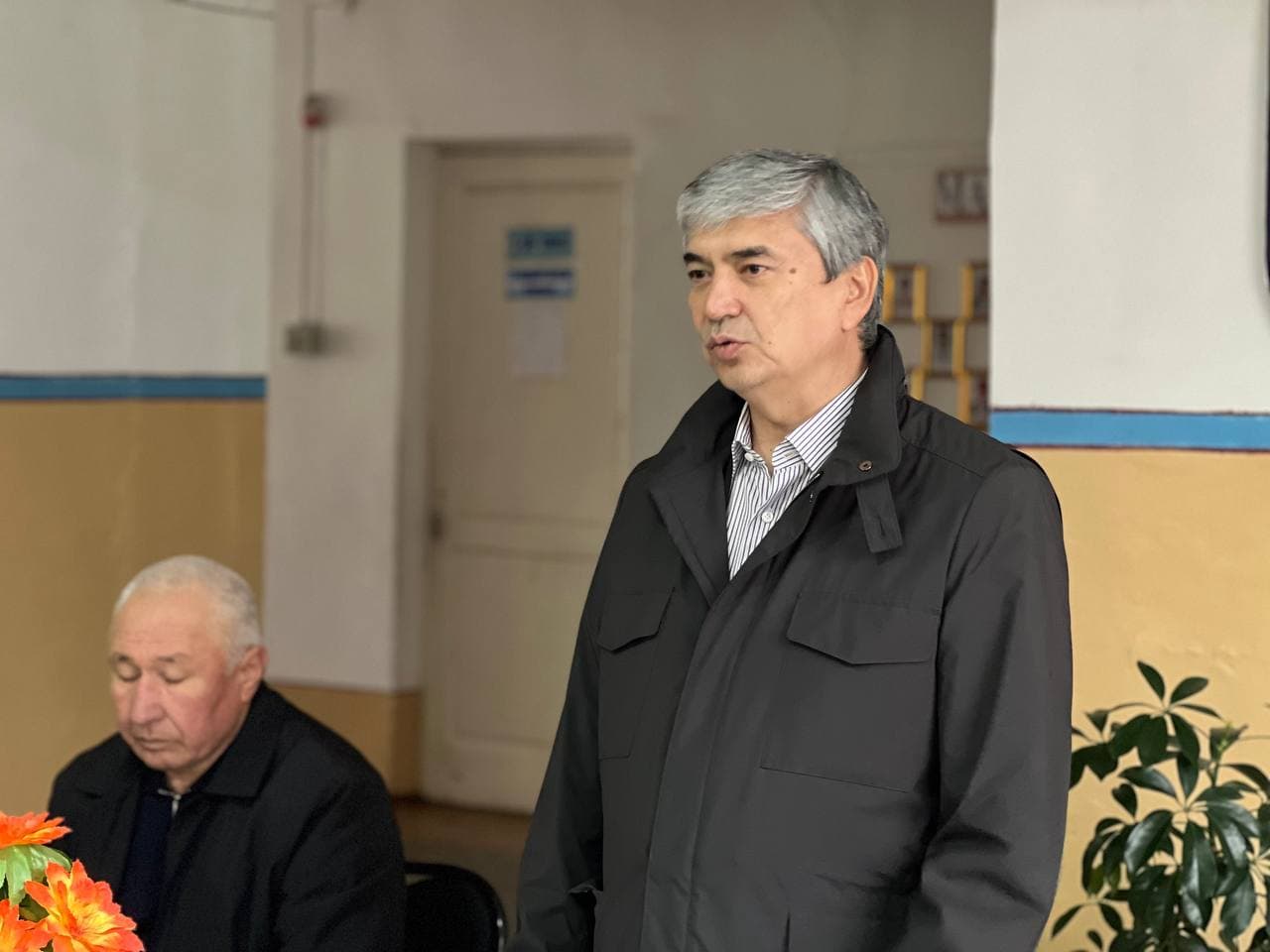 Ohangaron hokimi “Chinor” mahallasida aholi va yoshlar bilan ochiq muloqot o‘tkazdi