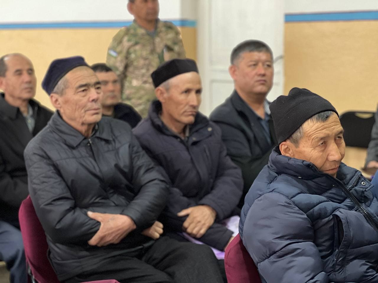 Ohangaron hokimi “Chinor” mahallasida aholi va yoshlar bilan ochiq muloqot o‘tkazdi