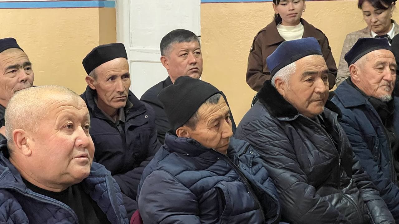 Ohangaron hokimi “Chinor” mahallasida aholi va yoshlar bilan ochiq muloqot o‘tkazdi