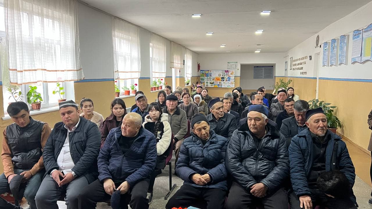 Ohangaron hokimi “Chinor” mahallasida aholi va yoshlar bilan ochiq muloqot o‘tkazdi