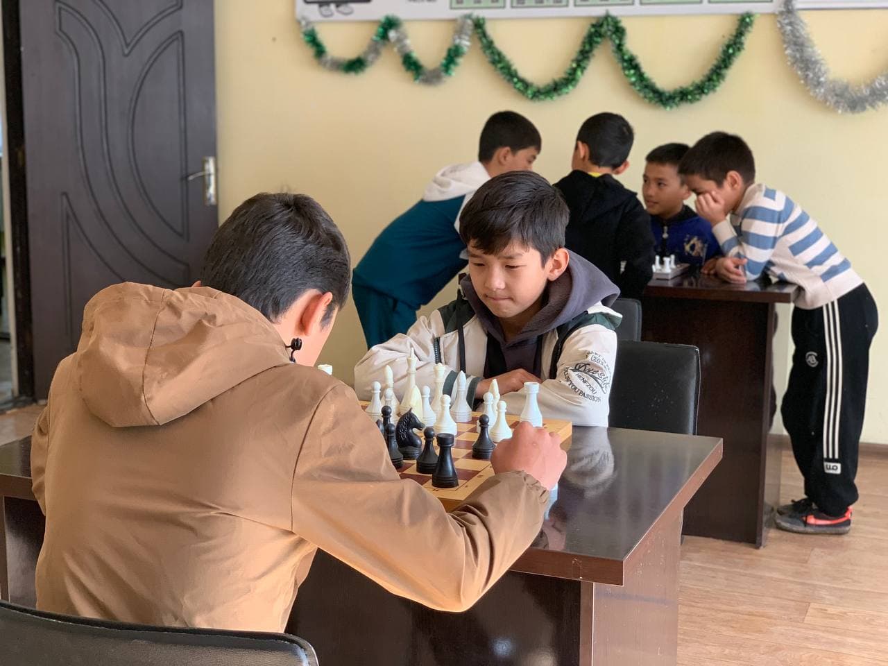 “Мазмунли таътил” доирасида Олмалиқда шахмат–шашка мусобақалари ўтказилди