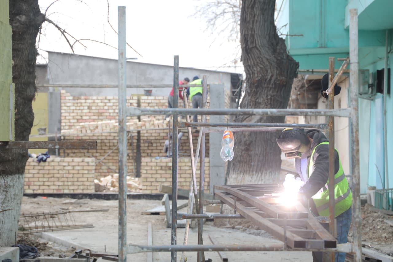 “Alisher Navoiy gulshani” istirohat bog‘i zamonaviy ko‘rinishga keltirilmoqda