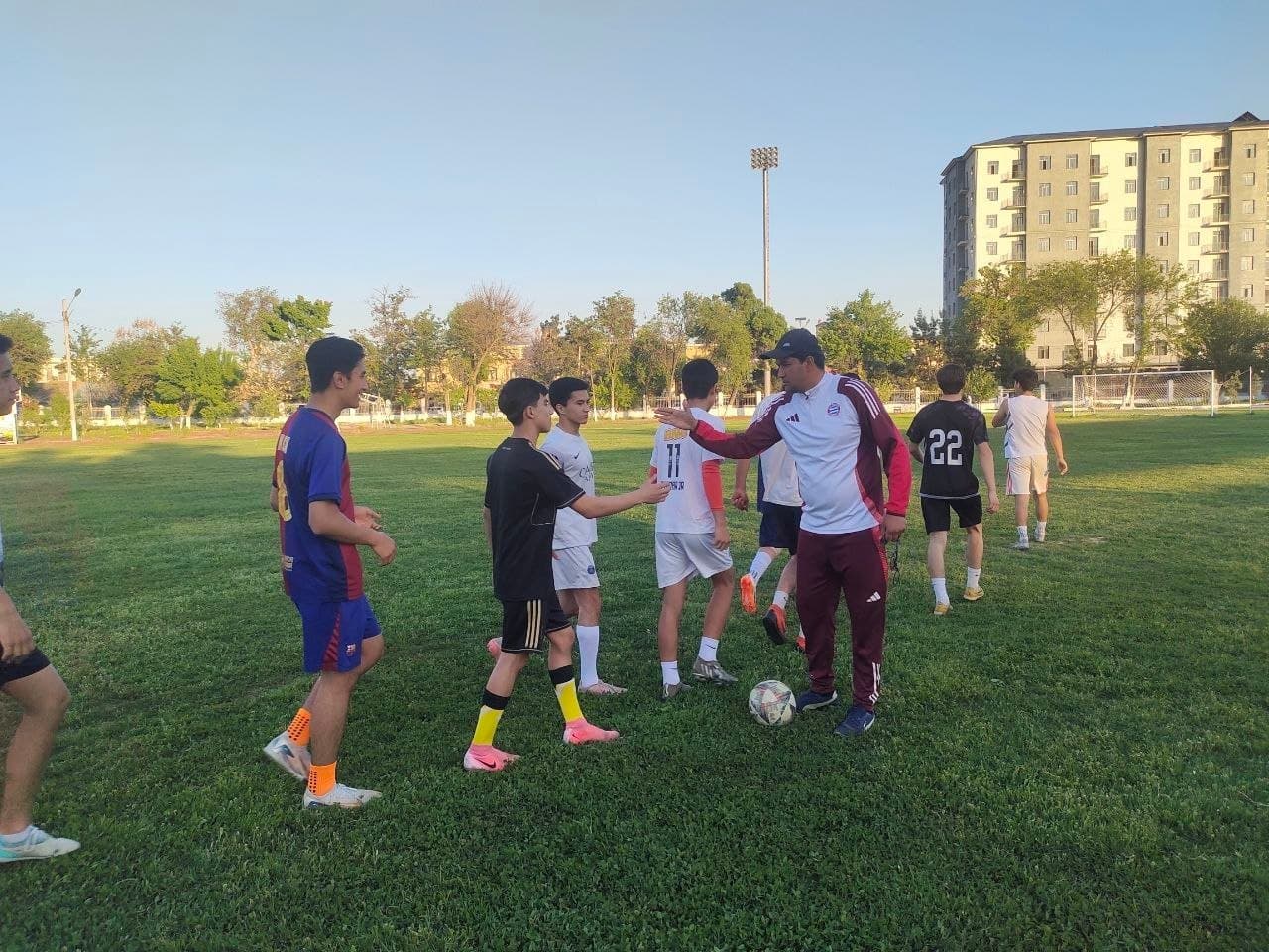 Yangiyo‘l shahrida ham DXX kubogi doirasida futbol musobaqalari bo‘lib o‘tmoqda