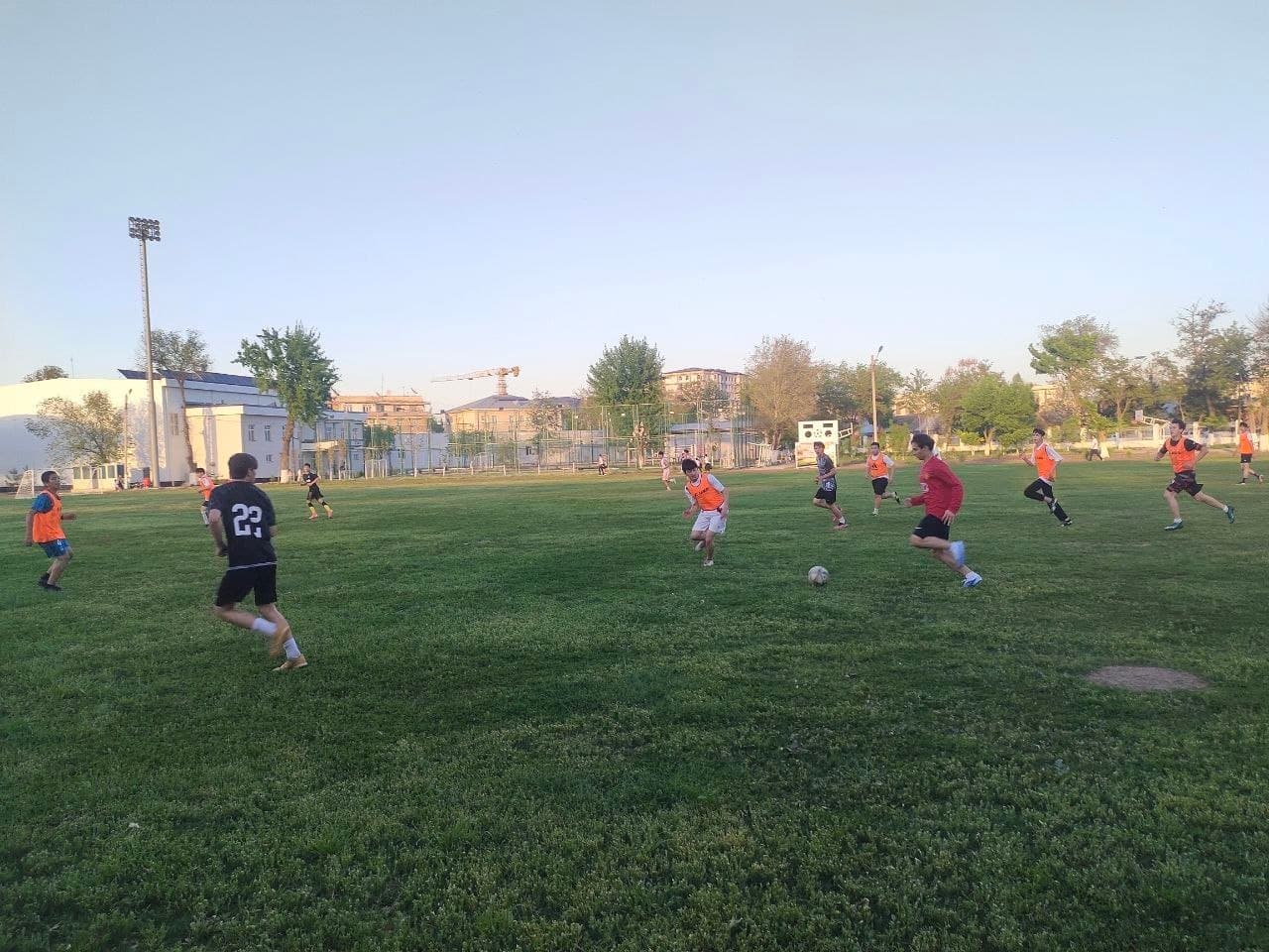 Yangiyo‘l shahrida ham DXX kubogi doirasida futbol musobaqalari bo‘lib o‘tmoqda