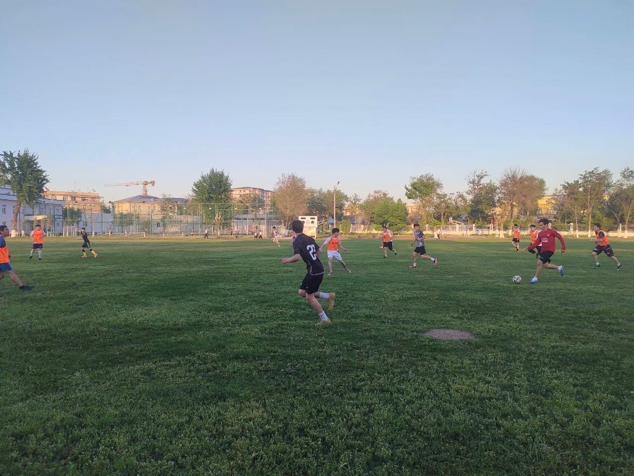 Yangiyo‘l shahrida ham DXX kubogi doirasida futbol musobaqalari bo‘lib o‘tmoqda