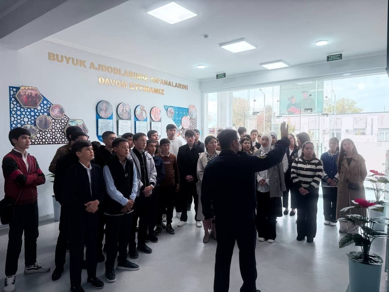 “Rahbar va yoshlar uchrashuvi” doirasida harbiy qismda ochiq muloqot tashkil etildi