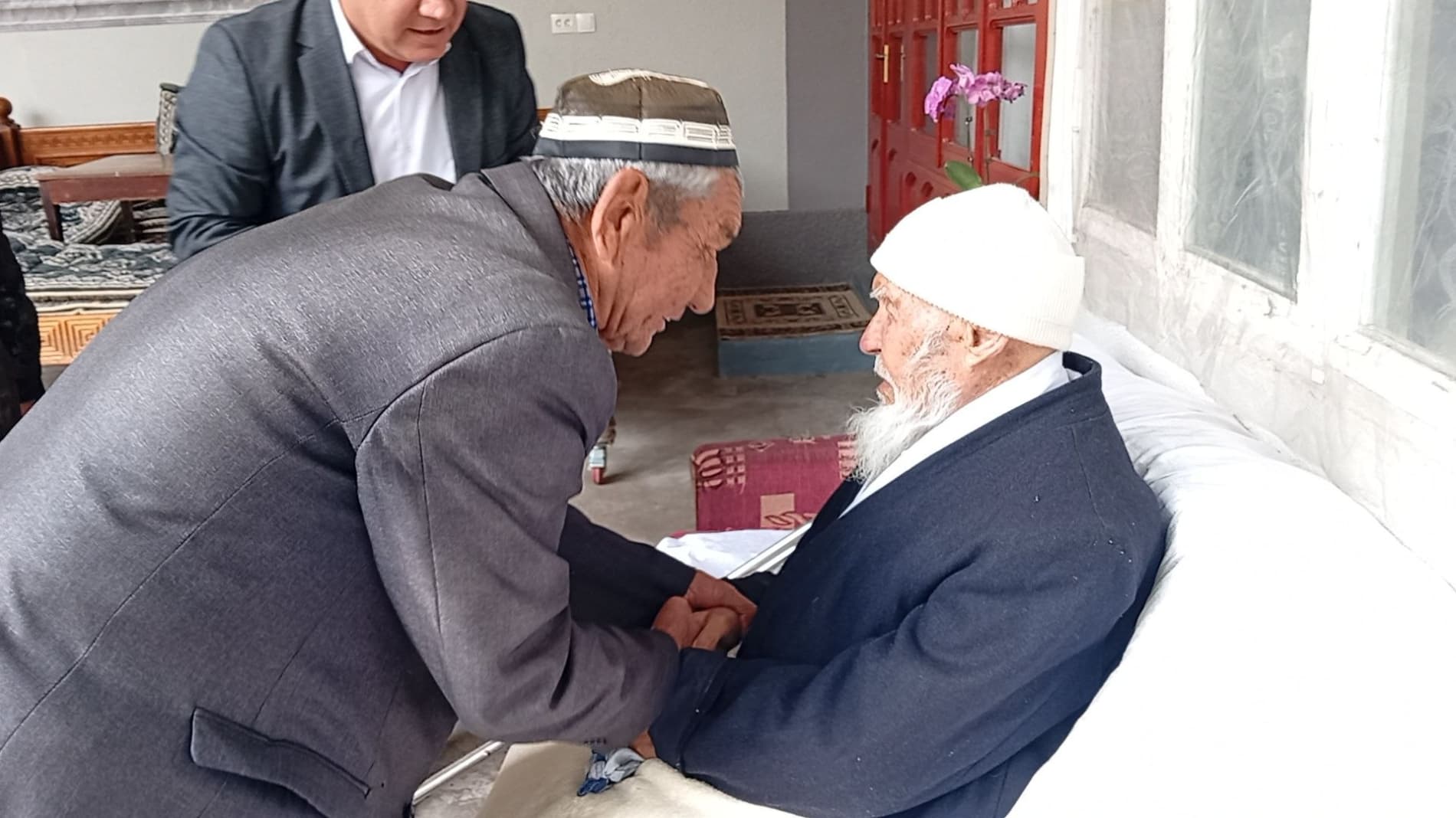 A warm meeting in the home of a centenarian elder