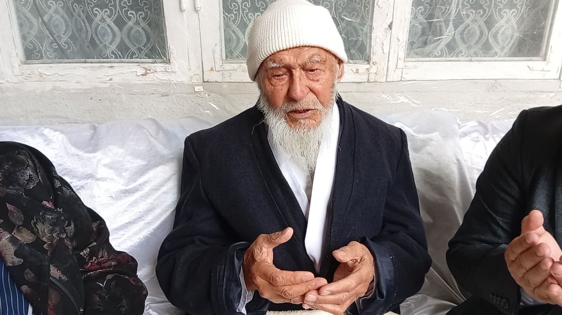 A warm meeting in the home of a centenarian elder